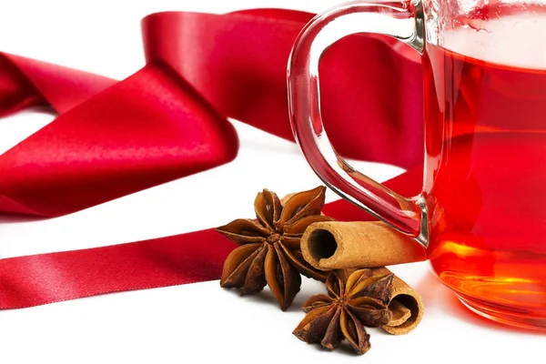 Mitad de canela de té rojo palos anís estrella y cinta roja —  Fotos de Stock