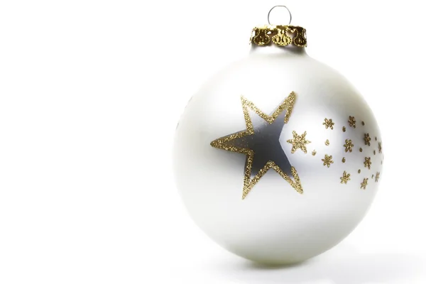 Saaie witte Kerstmis bal met gouden sterren — Stockfoto