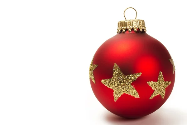 Rote stumpfe Weihnachtskugel mit goldenen Glitzerstern — Stockfoto