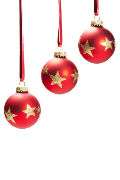 Drei hängende langweilige rote Weihnachtskugeln mit goldenen Sternen — Stockfoto