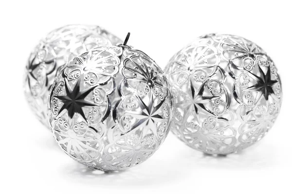 Три металлических рождественских шара — стоковое фото