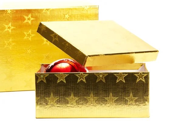 Δύο χρυσά παρούσα κουτιά με μία μπάλα Χριστούγεννα — Φωτογραφία Αρχείου