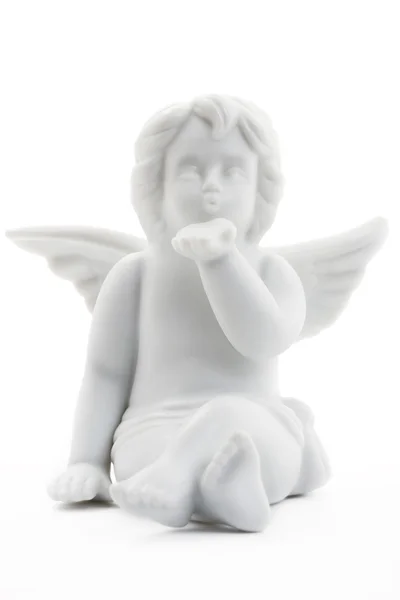 Целуя статуэтку ангела Рождества — стоковое фото