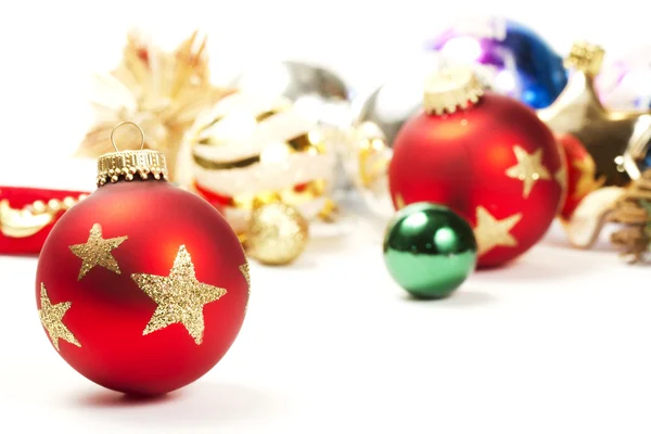 Rode saai Kerstmis bal en Kerst ornamenten op achtergrond — Stockfoto