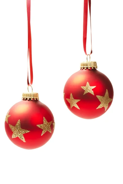 Två hängande röda tråkig julgranskulor — Stockfoto