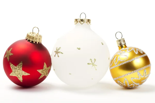 白と金の赤いクリスマス ボール — ストック写真
