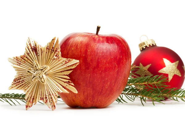 Stella di paglia di mela bauble di Natale rosso e un ramo — Foto Stock