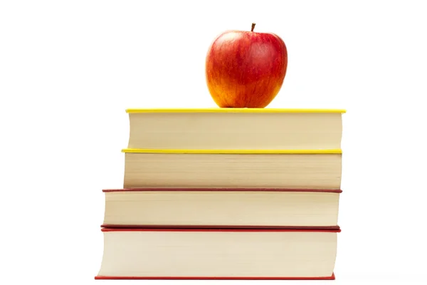 Czerwone jabłko na kilka książek — Zdjęcie stockowe