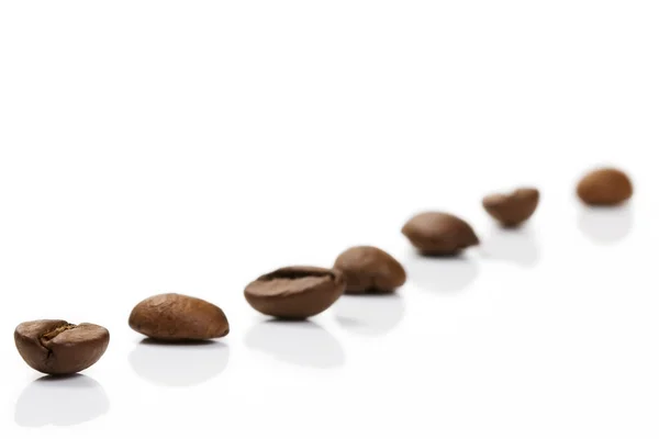 Linha diagonal de grãos de café — Fotografia de Stock