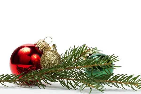 Tre julgranskulor mellan en gren — Stockfoto
