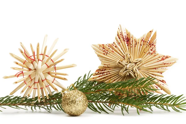 Două stele de paie și minge de Crăciun cu ramură — Fotografie, imagine de stoc