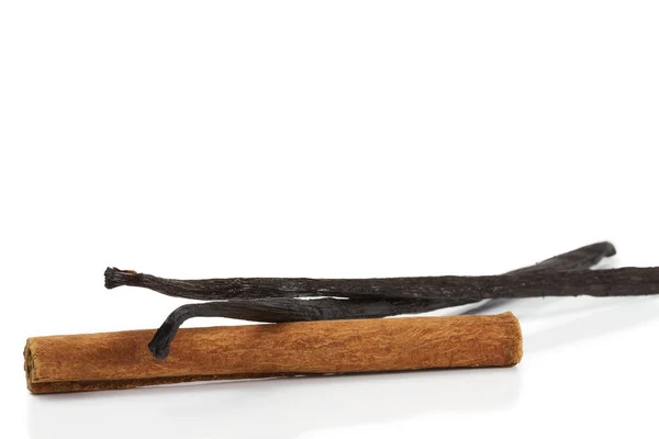 Cinnamon stick and two vanilla beans — Stock Photo, Image