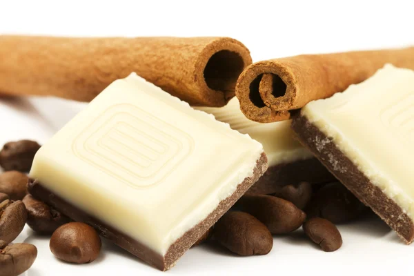 Chocolade koffie, koffie bonen en kaneelstokjes — Stockfoto