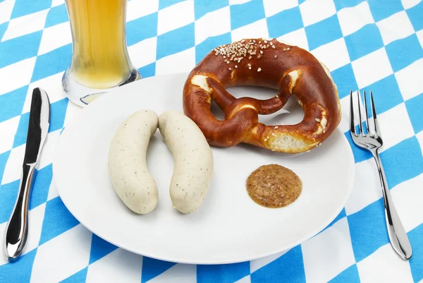 Баварская телячья колбаса с пивом сверху — стоковое фото