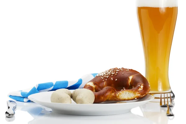 Bavarian veal sauages on a plate with beer, pretzel and towel — Stock Photo, Image