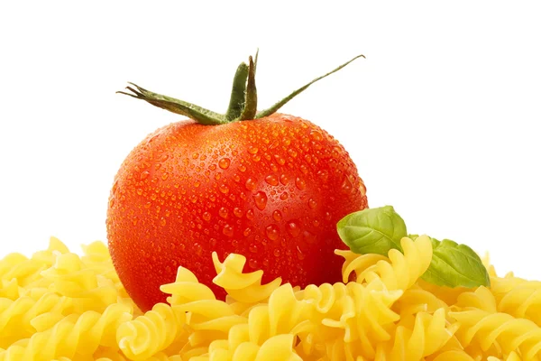 Sommige ruwe fusilli met tomaat en basilicum — Stockfoto