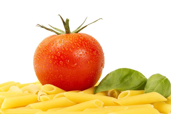 Bazı raw penne rigate domates ve fesleğen ile — Stok fotoğraf