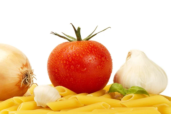 Немного сырой пенне ригат с помидорами, луком, чесноком и базиликом — стоковое фото