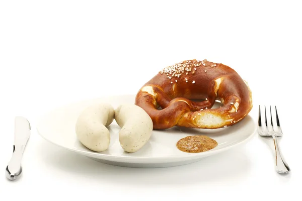 Embutidos de ternera bávaros en un plato con mostaza dulce y pretzel —  Fotos de Stock
