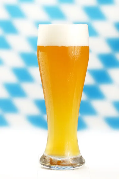 Pšeničné pivo s bavorskou pozadím — Stock fotografie