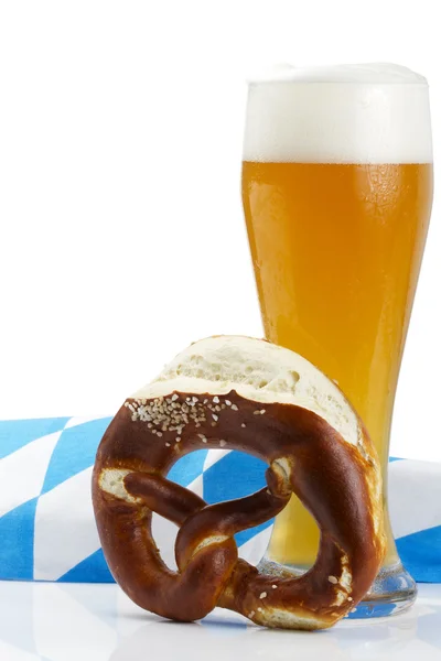 Wheat beer with bavarian towel and pretzel — Stock Photo, Image