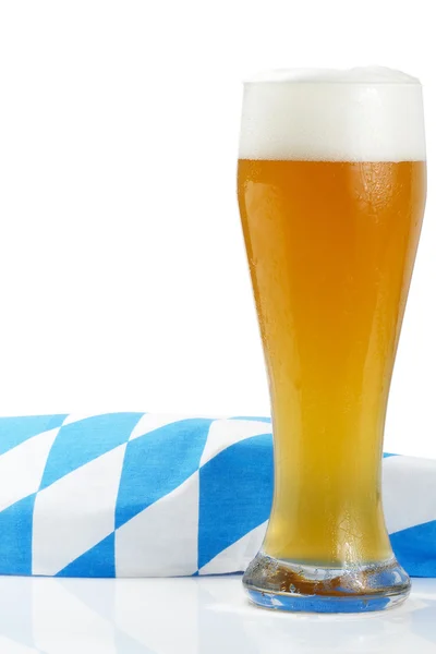 Cerveza de trigo con toalla bavariana —  Fotos de Stock