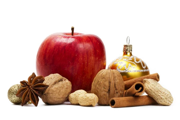 Рождественский бал с яблочными орехами и корицей — стоковое фото