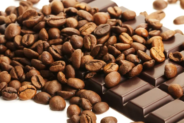 Кофейные зерна на шоколадной плитке — стоковое фото