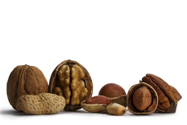 Popraskané a uzavřené pekanové ořechy lískové ořechy a oříšky — Stock fotografie