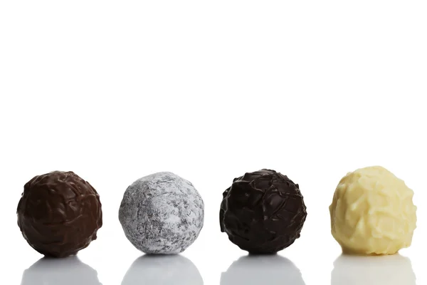 Vier verschillende truffels in een rij — Stockfoto