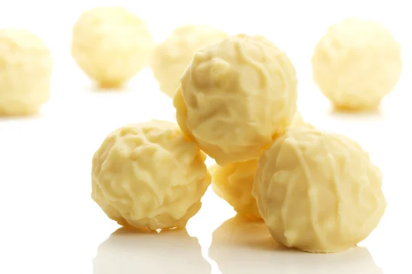 Başkalarının önünde bazı sarı truffle pralin — Stok fotoğraf