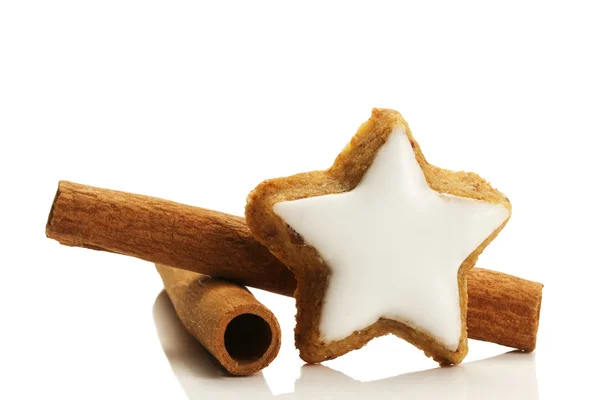 Galleta de canela en forma de estrella y palitos de canela —  Fotos de Stock