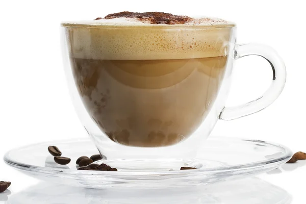 Cappuccino com chocolate em pó sobre fundo branco — Fotografia de Stock