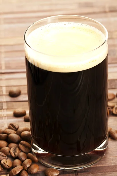 Espresso i ett glas med kaffebönor — Stockfoto