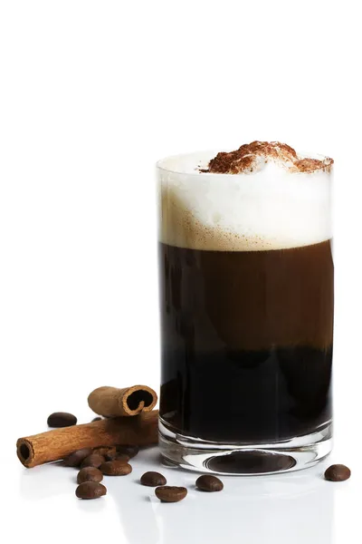 Espresso med mjölk skum kakao pulver och kanelstänger på vit — Stockfoto