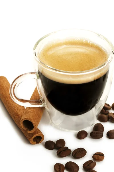 Espresso i en glas kopp med kanel och bönor — Stockfoto
