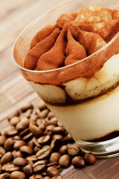 Tiramisu diagonal mit Kaffeebohnen — Stockfoto