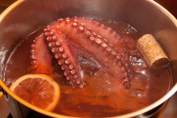 Octopus in de pan Stockfoto