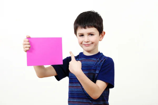 Kleine jongen met een kleurplaat — Stockfoto