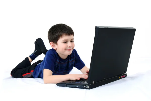 Μικρό αγόρι με ένα φορητό υπολογιστή — Φωτογραφία Αρχείου