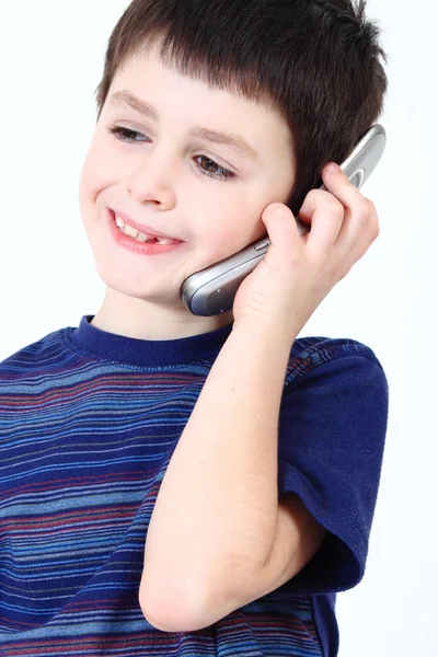 Kleine jongen belt vanuit mobiele telefoon — Stockfoto