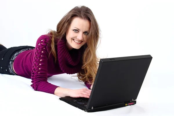 Mujer atractiva sonriente con un ordenador portátil — Foto de Stock