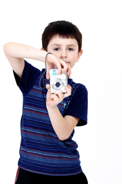 Jeune garçon avec appareil photo numérique — Photo