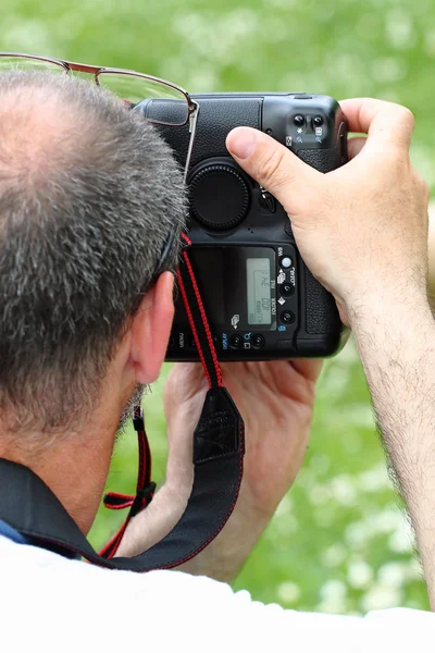 Fotógrafo profesional con SLR por detrás —  Fotos de Stock