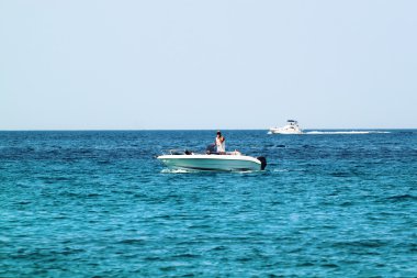 açık deniz üzerinde beyaz bir sürat teknesi