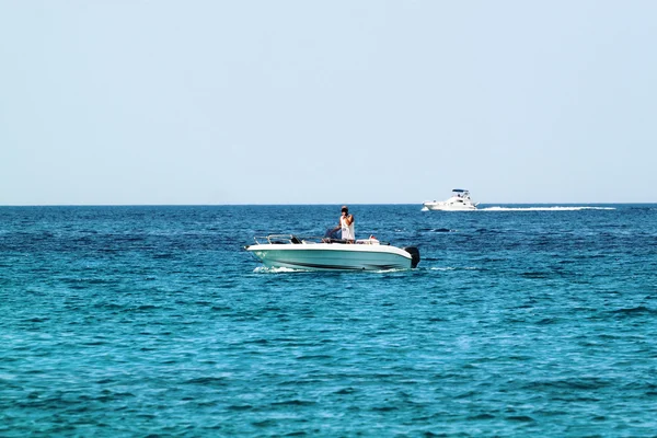A white speedboat on open sea — Stock Photo, Image
