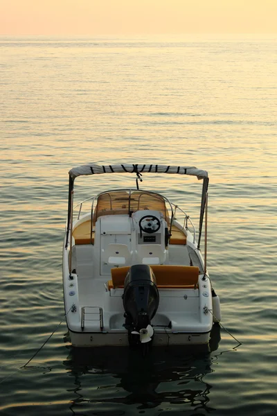 Задняя часть моторной лодки с закатом — стоковое фото