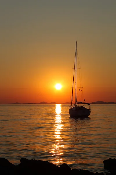 Gold romantic sunset with yacht — Stock Photo, Image