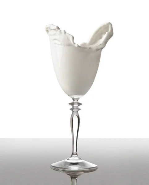 Versare il latte. Congelare il latte isolato su bianco con percorso di ritaglio . — Foto Stock
