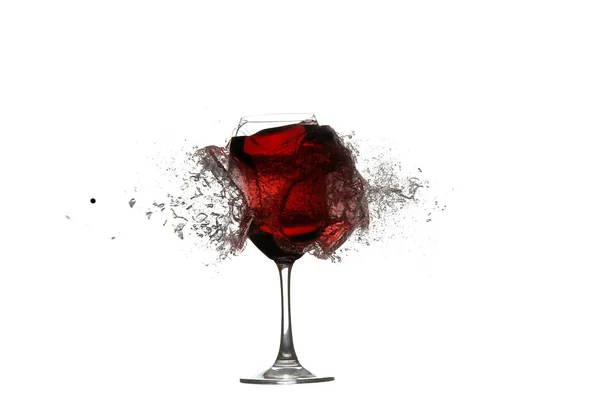 Schießen im Glas mit Rotwein isoliert auf weiß. xxl. — Stockfoto